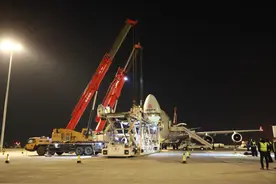 刷新郑州机场保障纪录！51吨超重货物经“空中丝路”抵郑图片