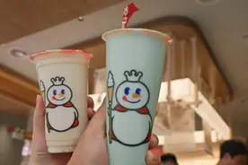 热搜第一！博主在景区摆摊转卖蜜雪冰城饮品，合法吗？图片