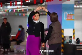 不如跳舞！日照一小区住户利用闲置停车场健身起舞图片