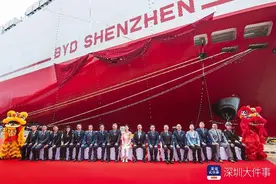 以“深圳”命名！全球最大新能源运输船破浪出海图片