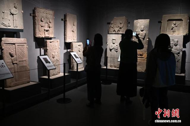 海外华文媒体代表走进四川省泸州市博物馆