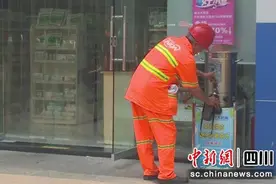 自贡富顺：“爱心驿站”免费为环卫工人解渴消暑图片