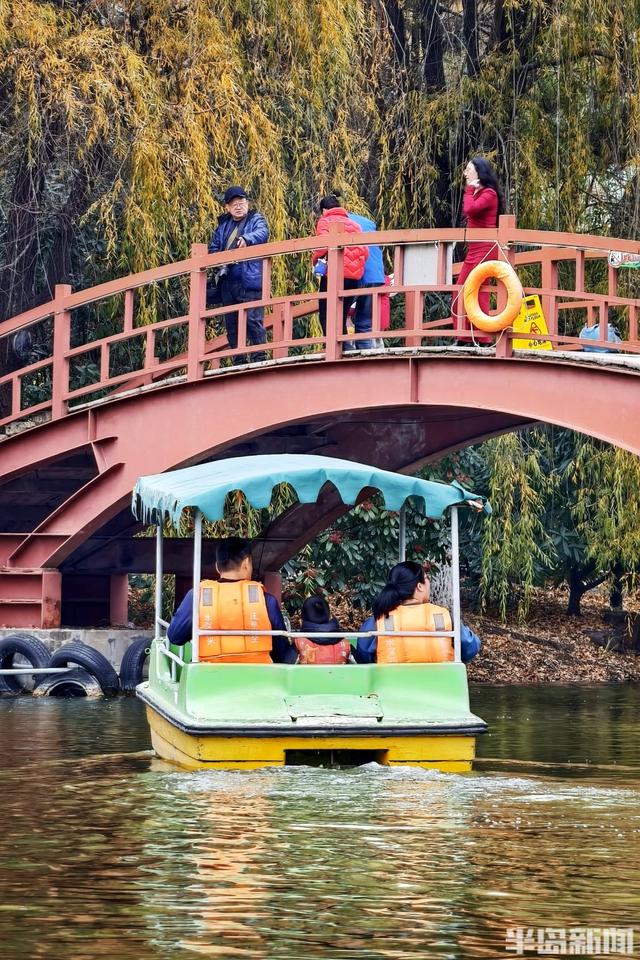 冬日暖阳映照，游人惬意泛舟
