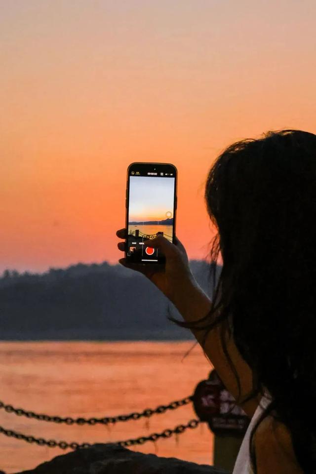写信告诉我，今天，宜宾的“海”是什么颜色……