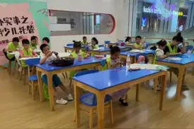 武汉一写字楼开免费托管班：暑假带孩子一起“上班”，食堂菜品减辣，家长直呼太方便图片