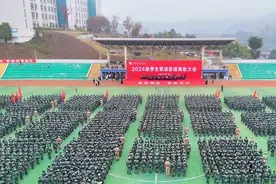 大学新生军训汇报表演，女子匕首操燃爆全场图片
