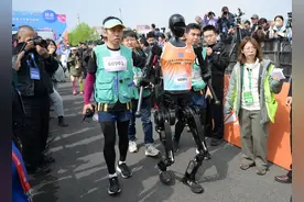 （体育）（79）2025北京亦庄半程马拉松暨人形机器人半程马拉松开跑图片