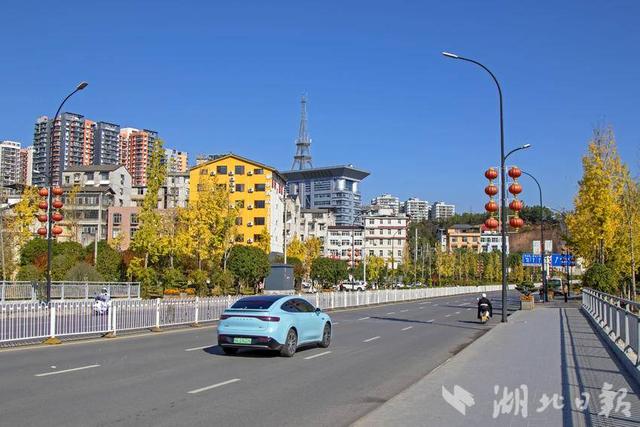 恩施市：城市初冬景色美