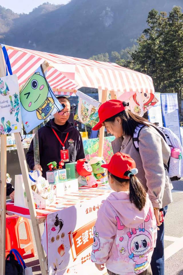 千人同席结良缘，百锅同沸暖龟峰——龟峰山景区“王婆说媒”引爆冬日浪漫热潮