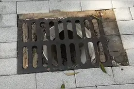 气味刺鼻！福州一沿街餐饮店油烟排向人行道，居民：出行受影响图片