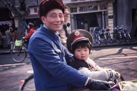 彼时的展销部现在的嘉里中心，那时雷锋帽很流行，40年前爷孙照引发回忆潮图片