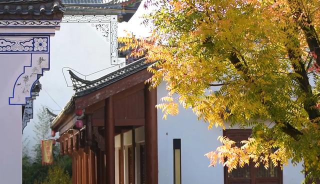 西冲玉带景区：徽派建筑与斑斓秋色的诗意交响