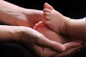 婴儿雨夜爬上马路被好心人救助，江阴公安拟申报见义勇为图片