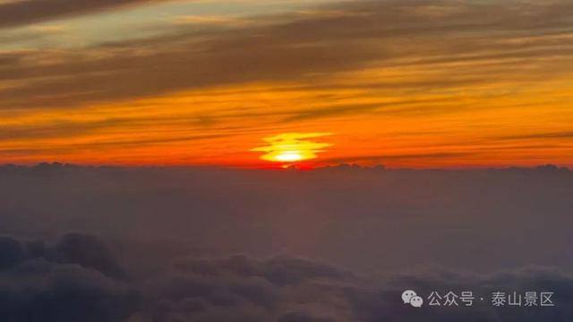 泰山雨霁：云雾织仙境，霞光染群峰，这泼墨山水里藏着夏日最治愈的奔赴