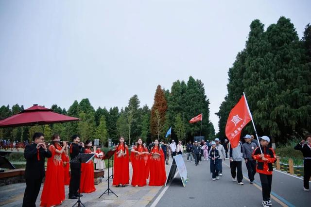 用脚步丈量滇池美景 用活力凝聚发展力量 呈贡区2025年“昆明企业家日”健步走活动圆满举行