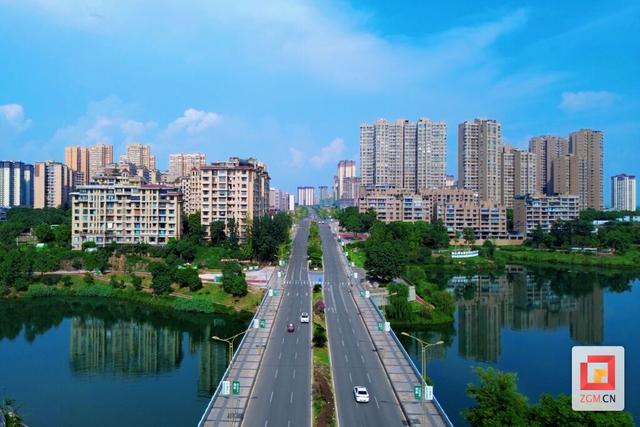龙湖公园：一湖碧波满城秀