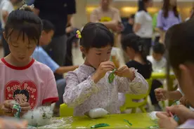 制作艾草香包 传承端午文化图片