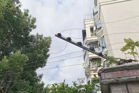 为维护小区秩序而设，结果故障频出、沦为摆设？破损的电子围栏应赶快处理图片