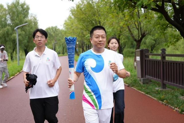 袈裟泉涌千年韵！2025济南国际泉水节“泉炬”传递抵达长清