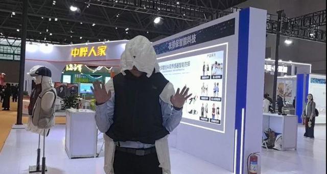 防摔马甲、机器导盲犬亮相重庆老博会，“黑科技”暖心守护银发族