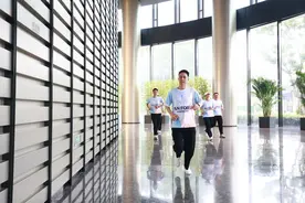 万物梁行垂直马拉松武汉站鲲龙大厦开跑图片