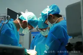 2岁孩子好奇咬电池发生爆炸！口冒白烟，血肉模糊……图片