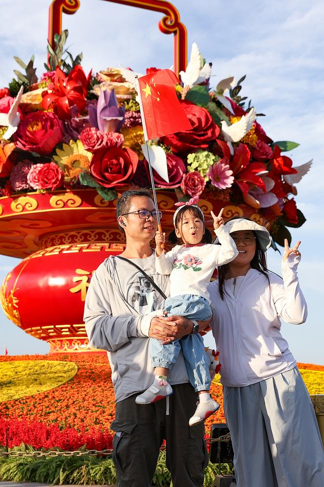 城事｜天安门“祝福祖国”花篮盛装迎国庆，游客提前打卡