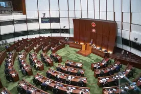 中国香港公务员全体冻薪，原因是何？图片