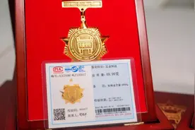 毕业典礼上老师给毕业生撑伞！后续也很感人图片