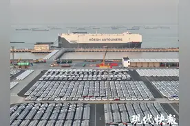 全球最大、最环保汽车运输船在苏州港命名交付图片