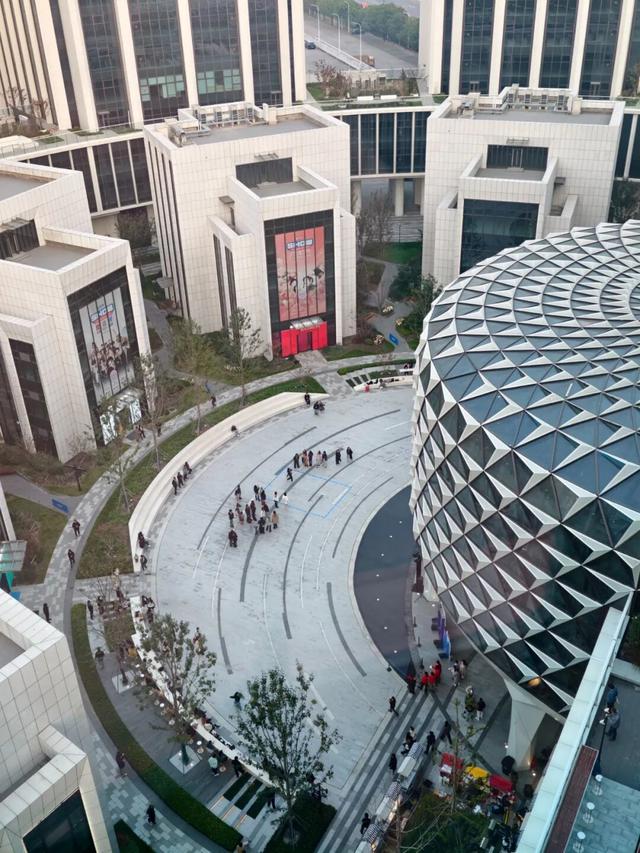 《冠军秀》中国版、圣水洞主题快闪店……解锁国际青年潮流新坐标