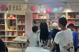 亲子领略皮影戏，文明家庭话家风图片