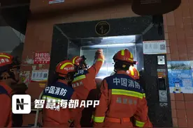 外卖小哥被困电梯 晋江消防快速救援图片