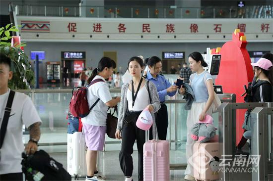 中越跨境游市场火热 云南河口北站发送越南旅客同比增长75%