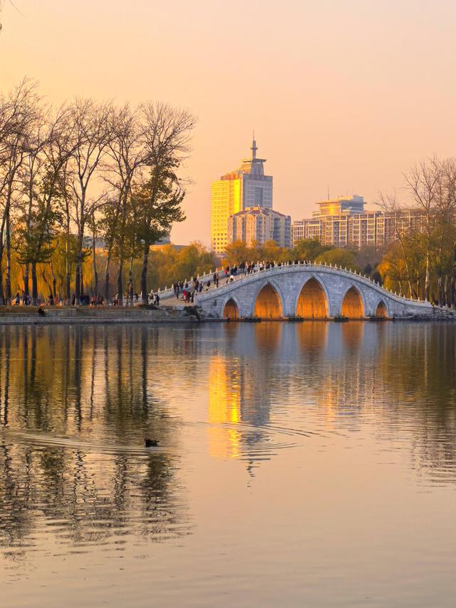 北京玉渊潭公园，也有“金光穿洞”！