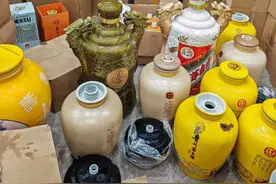 1300余件假冒茅台酒瓶藏于老屋，嫌疑人被抓后辩称系艺术品！图片