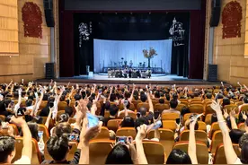 话剧《寻她芳踪·张爱玲》湾区首站开演，再掀文学热潮图片