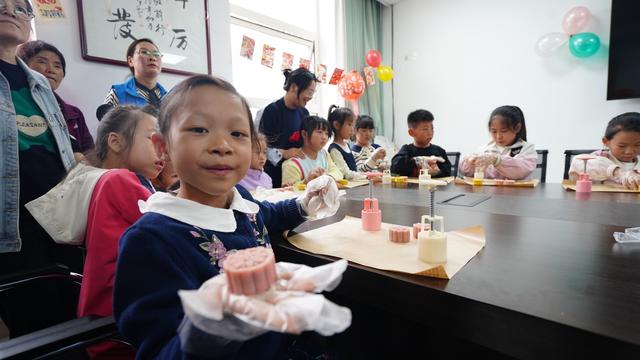 做月饼、猜灯谜，话团圆，和孩子们一起体验节日乐趣
