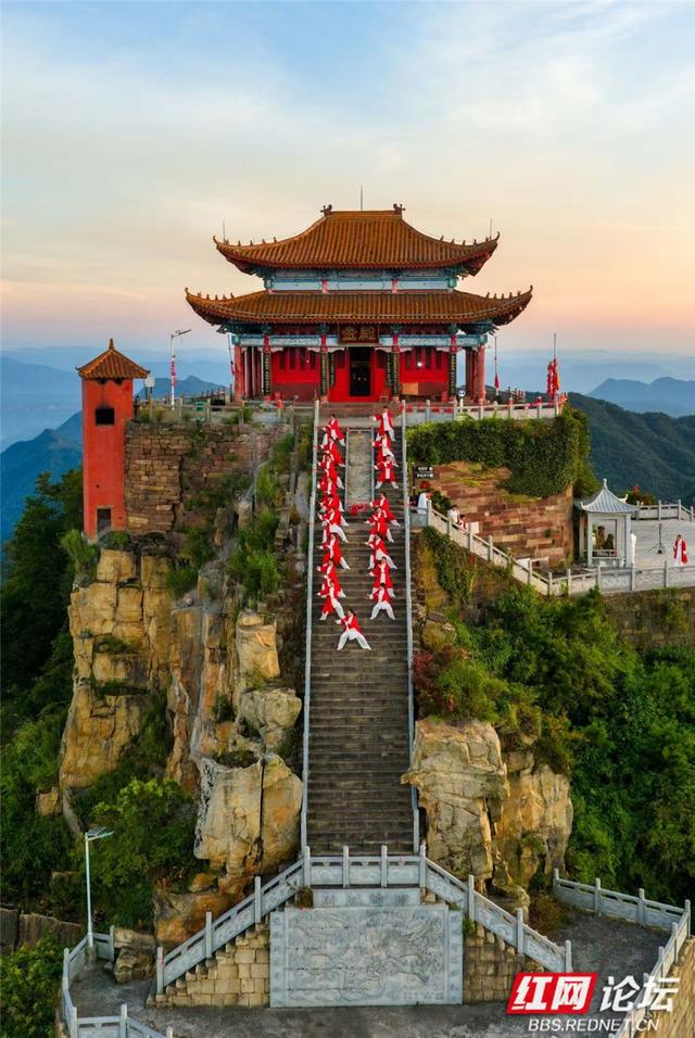 五雷仙山势惊天，秋日武姿舞云端