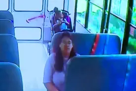 挣扎近30分钟！美6岁女童校车上窒息身亡 看护人沉迷手机未察觉被判3年监禁图片