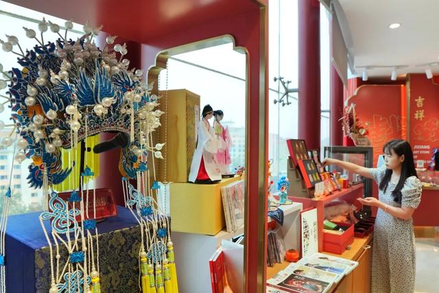 火出圈！王府井“空中戏院”成年轻人打卡新宠——