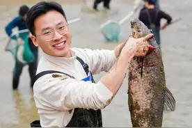 太治愈了！浙江高校师生今天集体“摸鱼”，现场还熬起大锅鱼汤图片