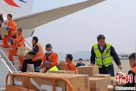 云南包机向缅甸运送第二批省级救灾物资7.3吨图片