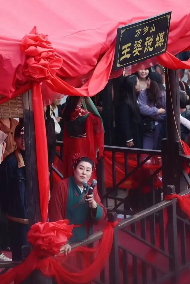 文旅行业正在“综艺狂飙”：谁搭台，谁唱戏，谁在赚走情绪的钱？