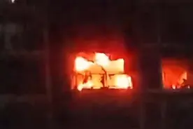 湖南吉首一小区凌晨起火有人被送医 当地回应：网传天然气爆炸说法不实图片