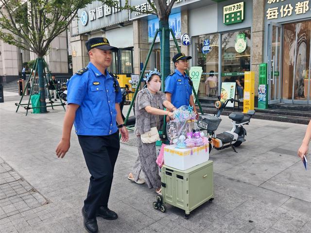烟花点亮夜空，江岸城管守护精彩