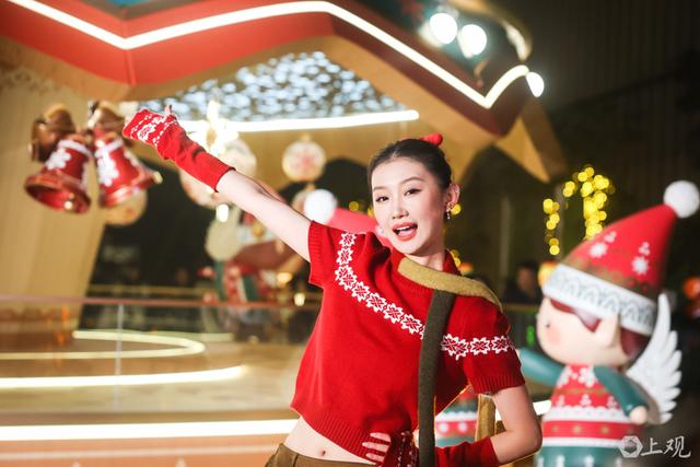 20米高精灵装置旋动申城，冬日消费市场的“暖色调”