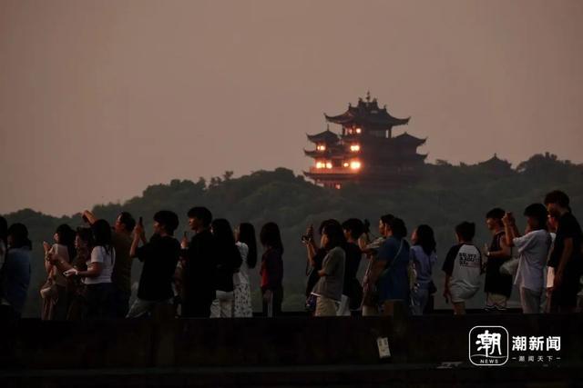 今早5点，西湖断桥挤成这样了！杭城大批人赶来！这幕瞬间“沸腾”