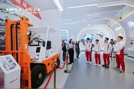举重若轻 合力同行图片