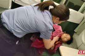 慢火车列车员合力帮助重患乘车就医，重点旅客出行看这里！图片